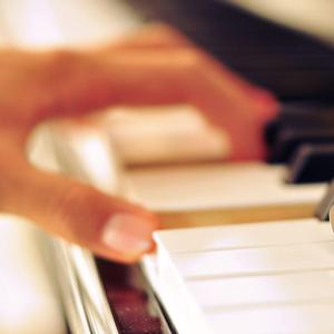 看动漫版日本人调戏中国女孩子的屁股
