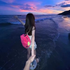 看动漫版日本人调戏中国女孩子的屁股
