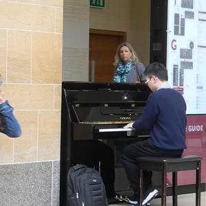 看动漫版日本人调戏中国女孩子的屁股
